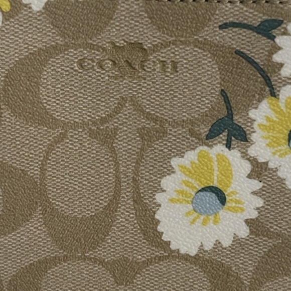 NEW COACH CORNER ZIP WRISTLET - Picture 2 of 5